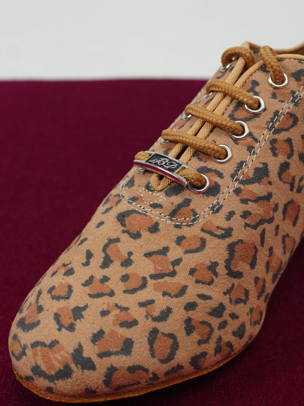 Model T1-B in Leopard