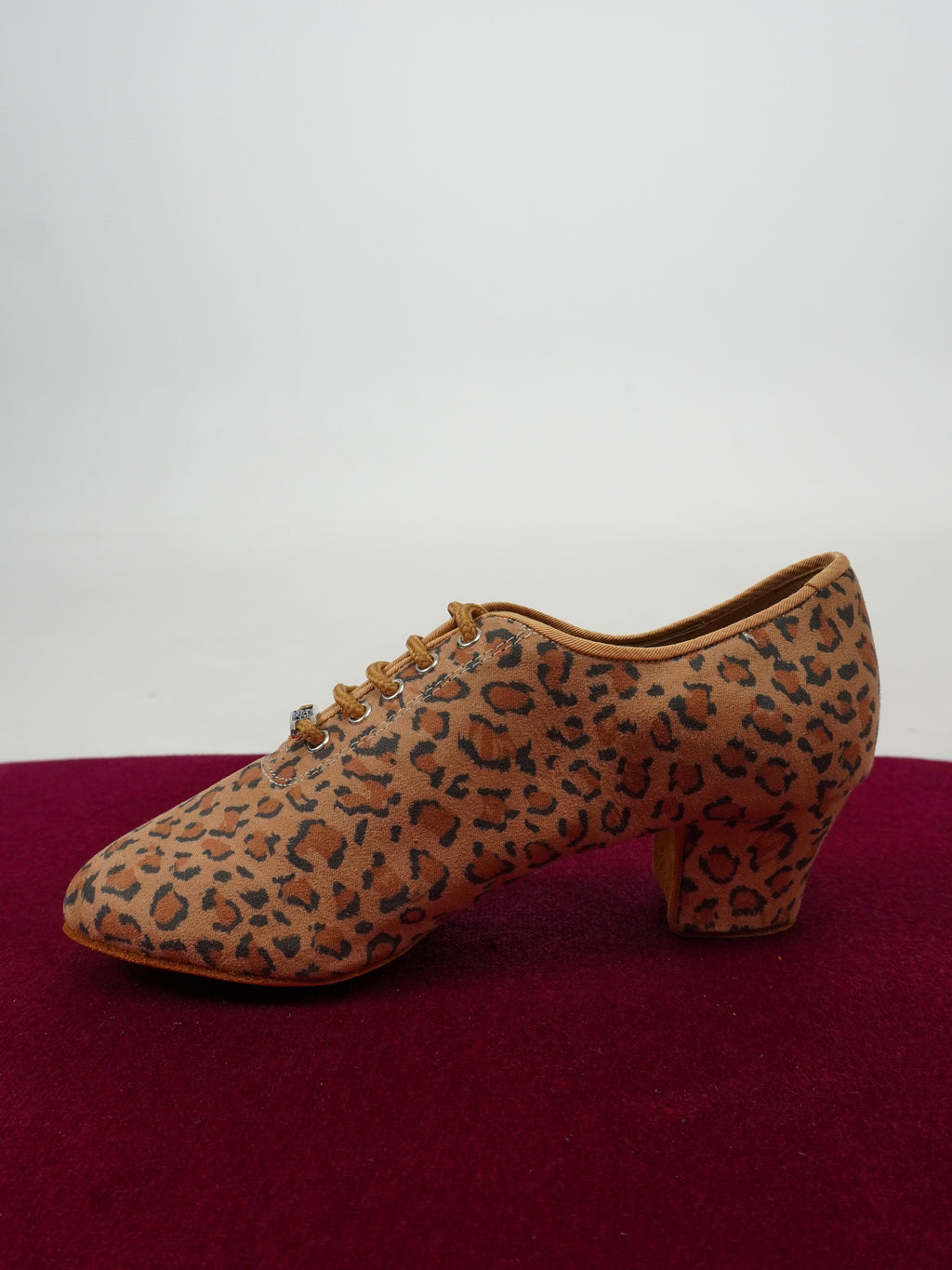 Model T1-B in Leopard