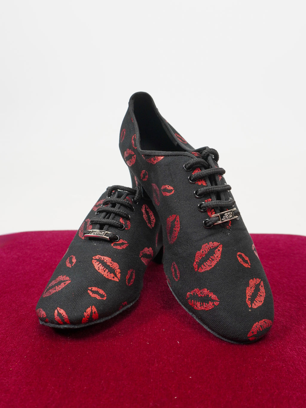 Model T1-B with Red Kisses